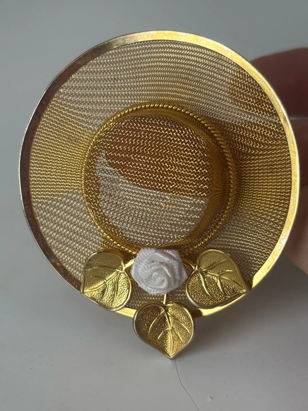 Vintage Gold tone mesh hat brooch